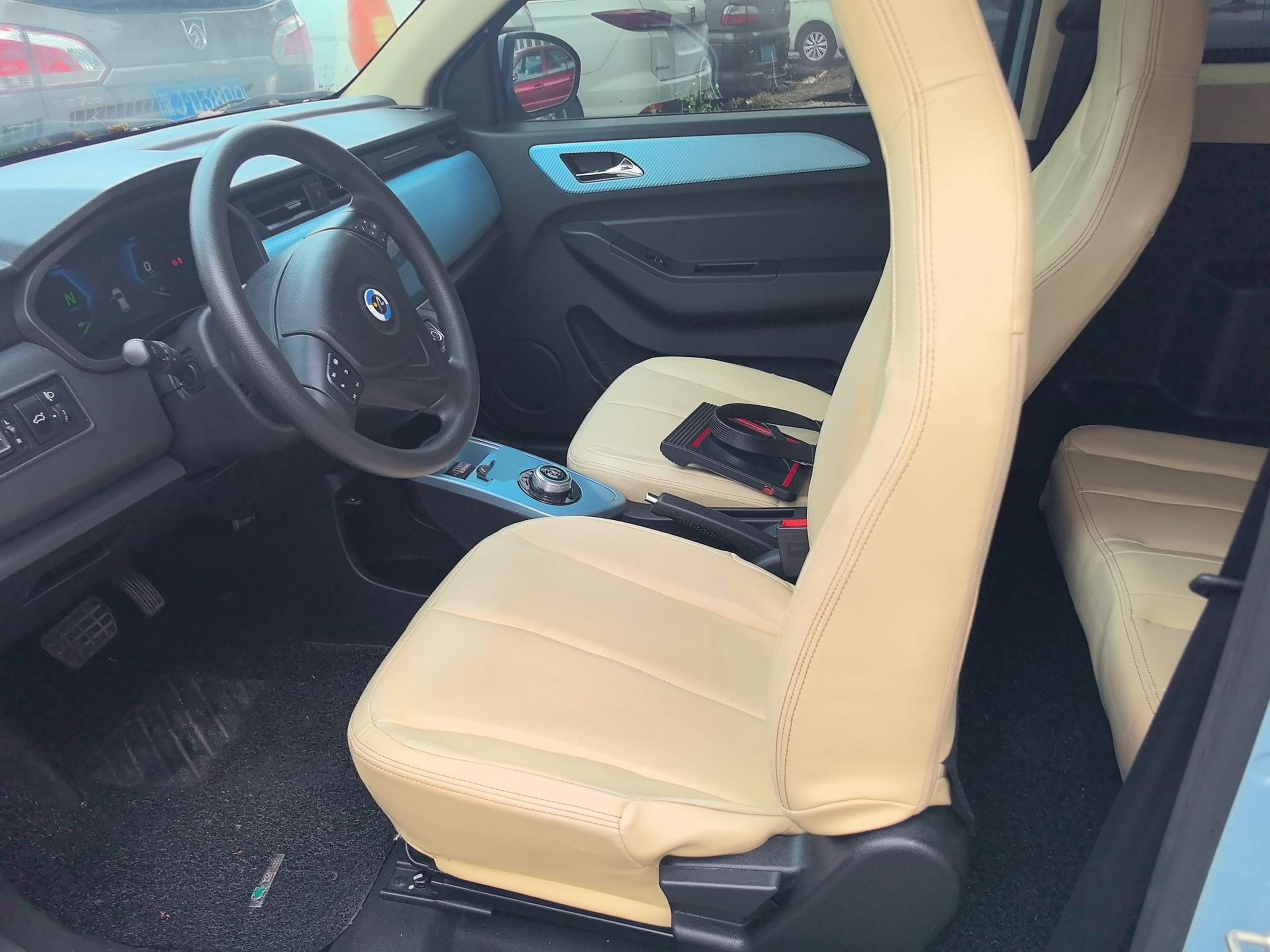 المقاعد الأمامية داخل السيارة