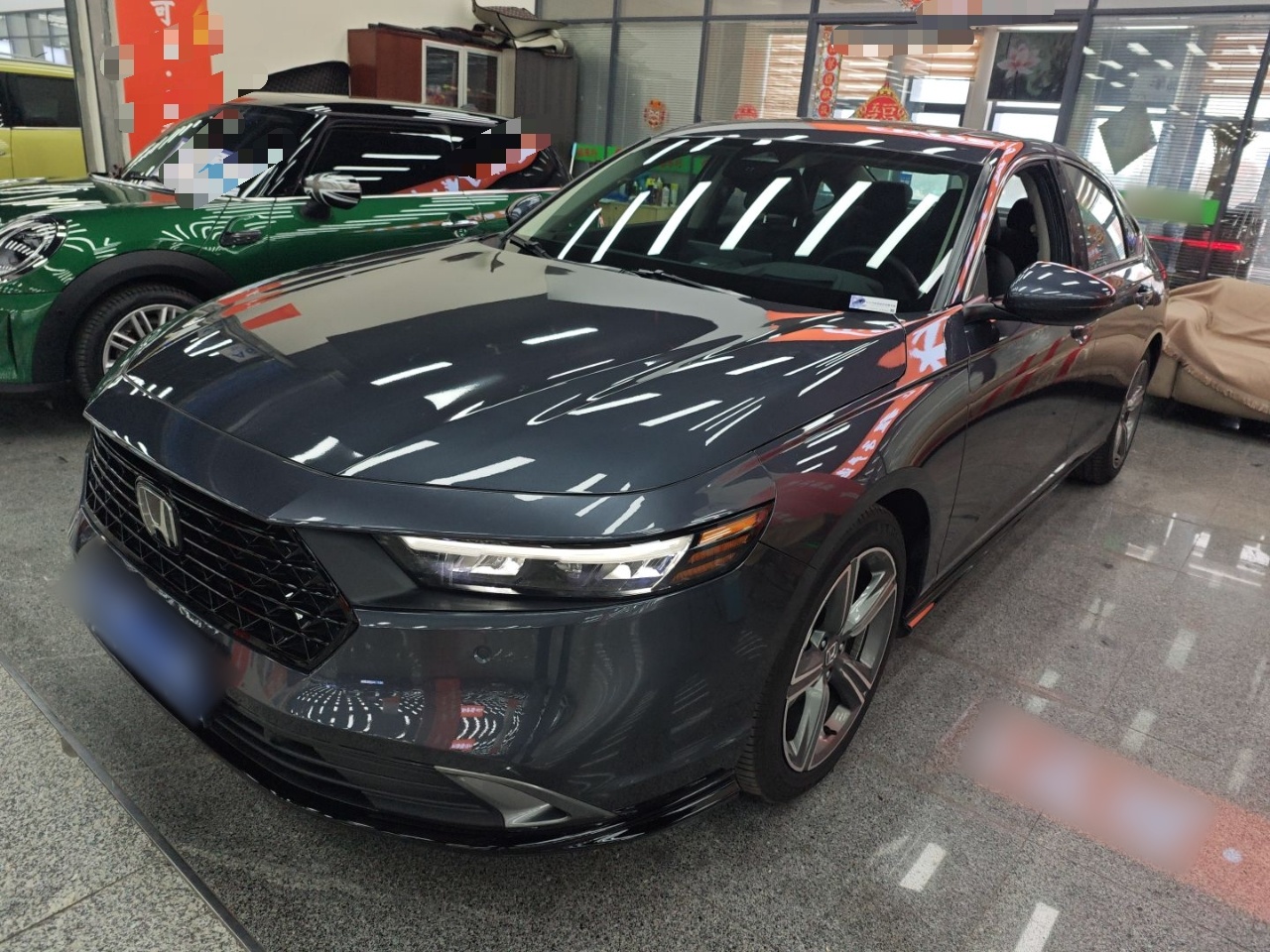 تحت مقدمة السيارة