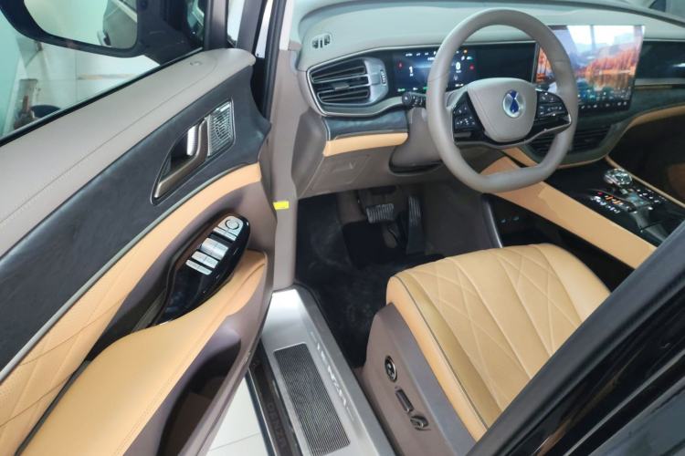 Used Denza D9 2022 DM-i 1040 Prestige Model
