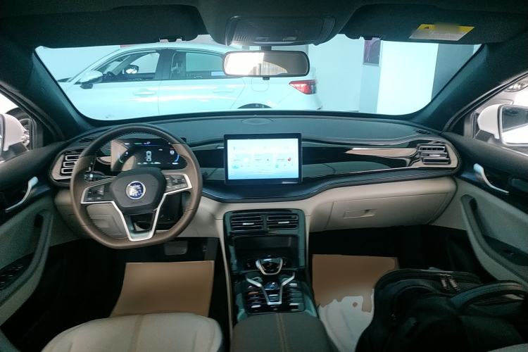 Used BYD Qin PLUS 2024 HONOR Edition DM-i 55KM Leading Model Center Console