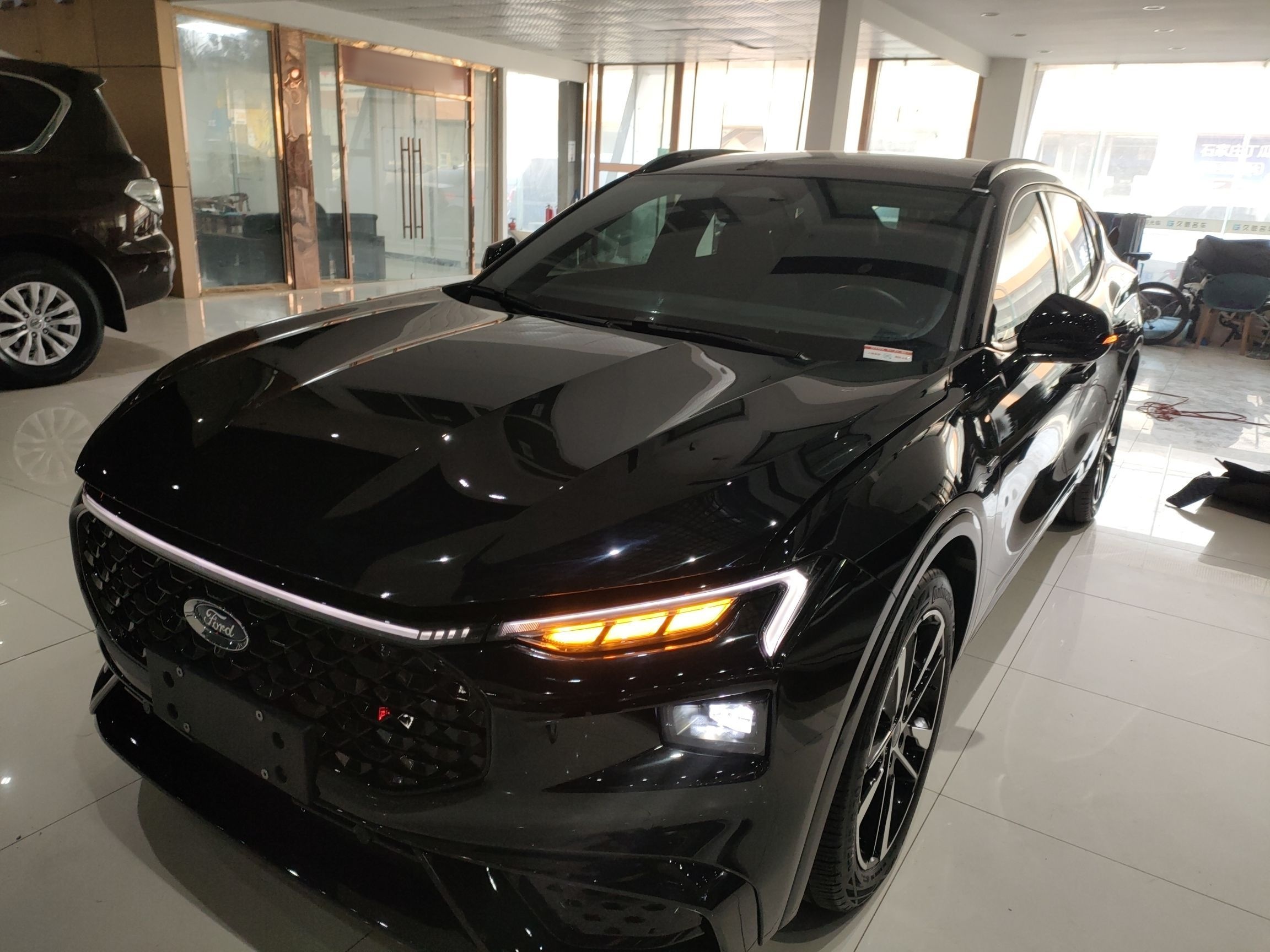 تحت مقدمة السيارة