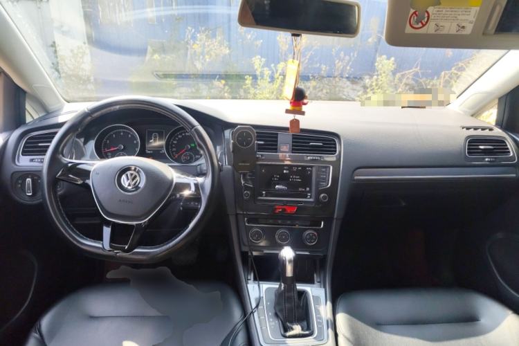 Used Volkswagen Golf 2017 230TSI Automatic Comfort Edition – Celebrating Milestone of One Million Units Center Console