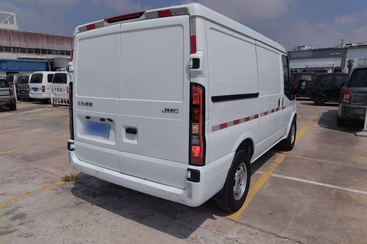 Used JMC Fushun 2023 2.0T Automatic Short-Wheelbase Low-Roof Commercial Van 2/3 Seats with Dual-Opening Tailgate