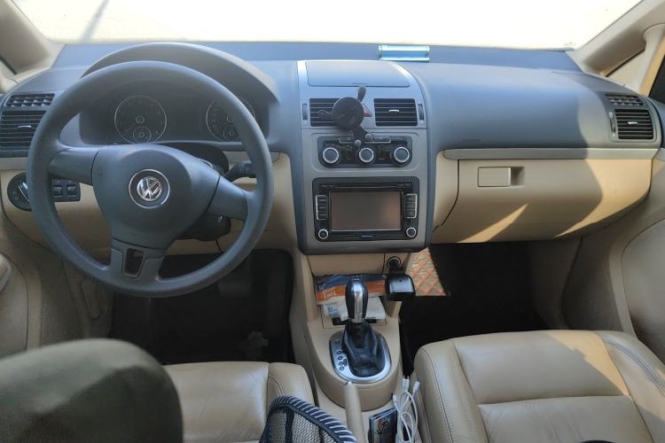 Used Volkswagen Touran 2011 1.4T DSG Zhiya Edition 5 Seats Center Console