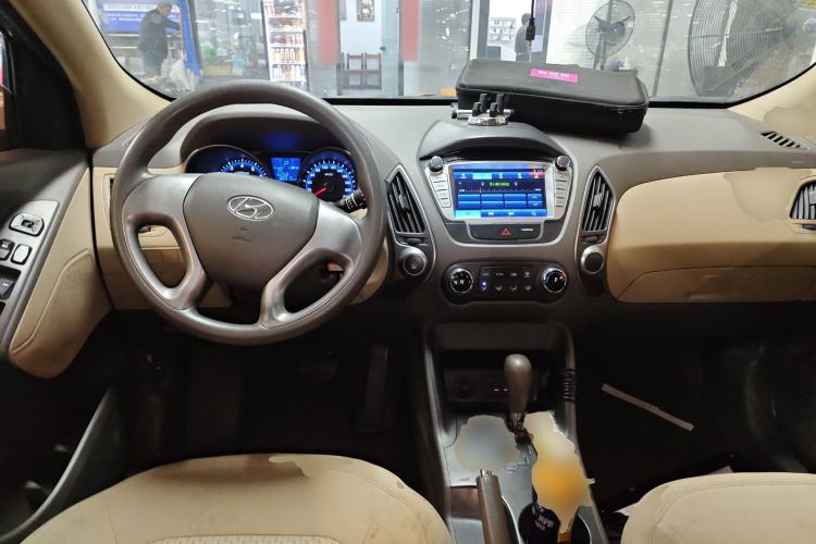 Used Hyundai ix35 2010 2.0L Automatic Two-Wheel Drive New Edition GL Center Console