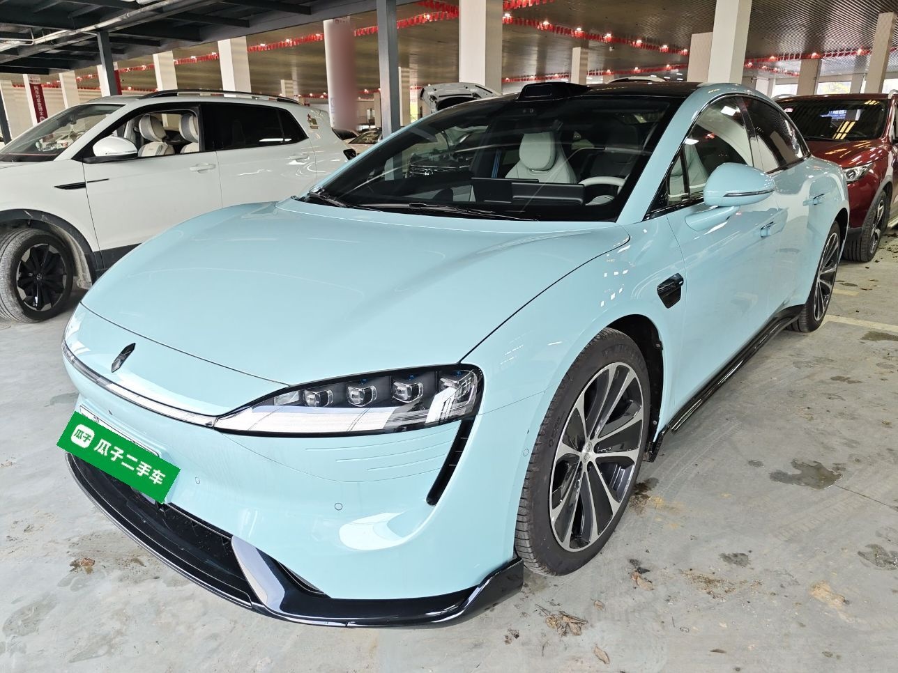 تحت مقدمة السيارة