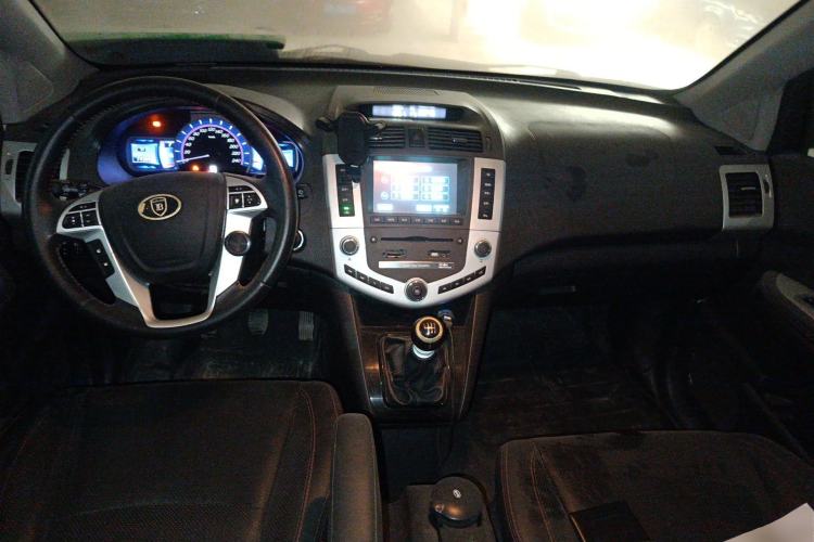 Used BYD S6 2014 1.5TI Manual Luxury 5-Seater Center Console