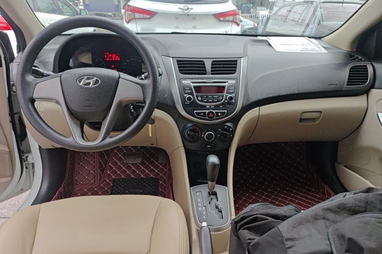 Used Hyundai Verna (older generation) 2014 1.4L Automatic Smart GLS Center Console