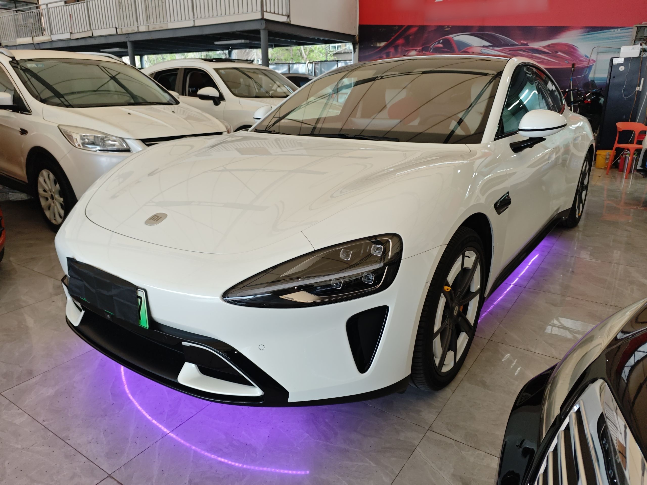 تحت مقدمة السيارة