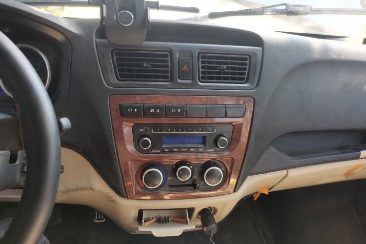 Used CHANGAN KAICHENG Ruixing M80 2018 1.5L Comfort Version Flat-Top Liftback 4G15S Audio And AC Panel