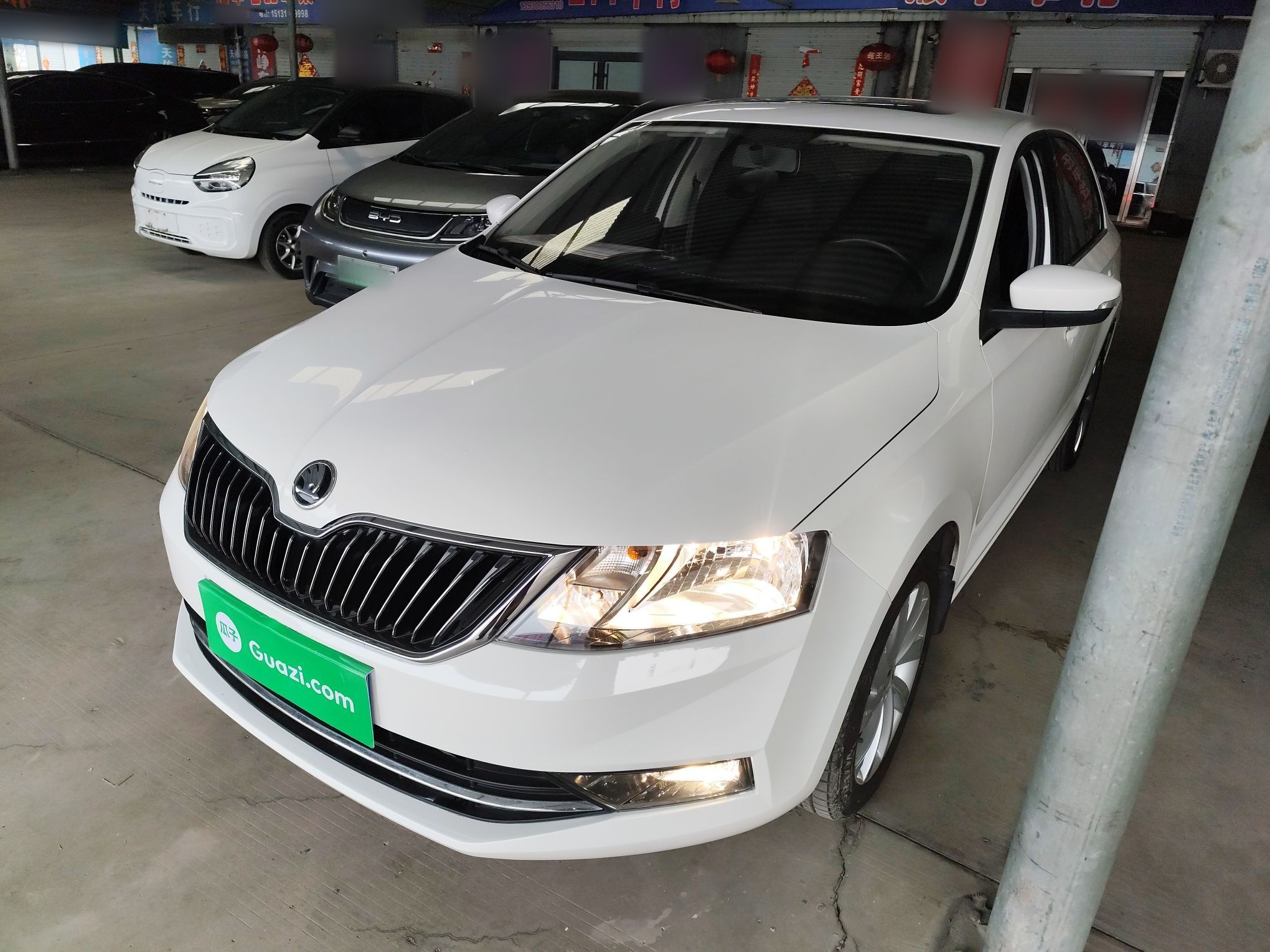 تحت مقدمة السيارة