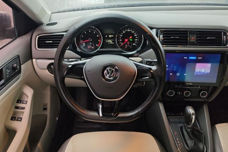 Used Volkswagen Sagitar 2015 230TSI Automatic Comfort Version Steering Wheel