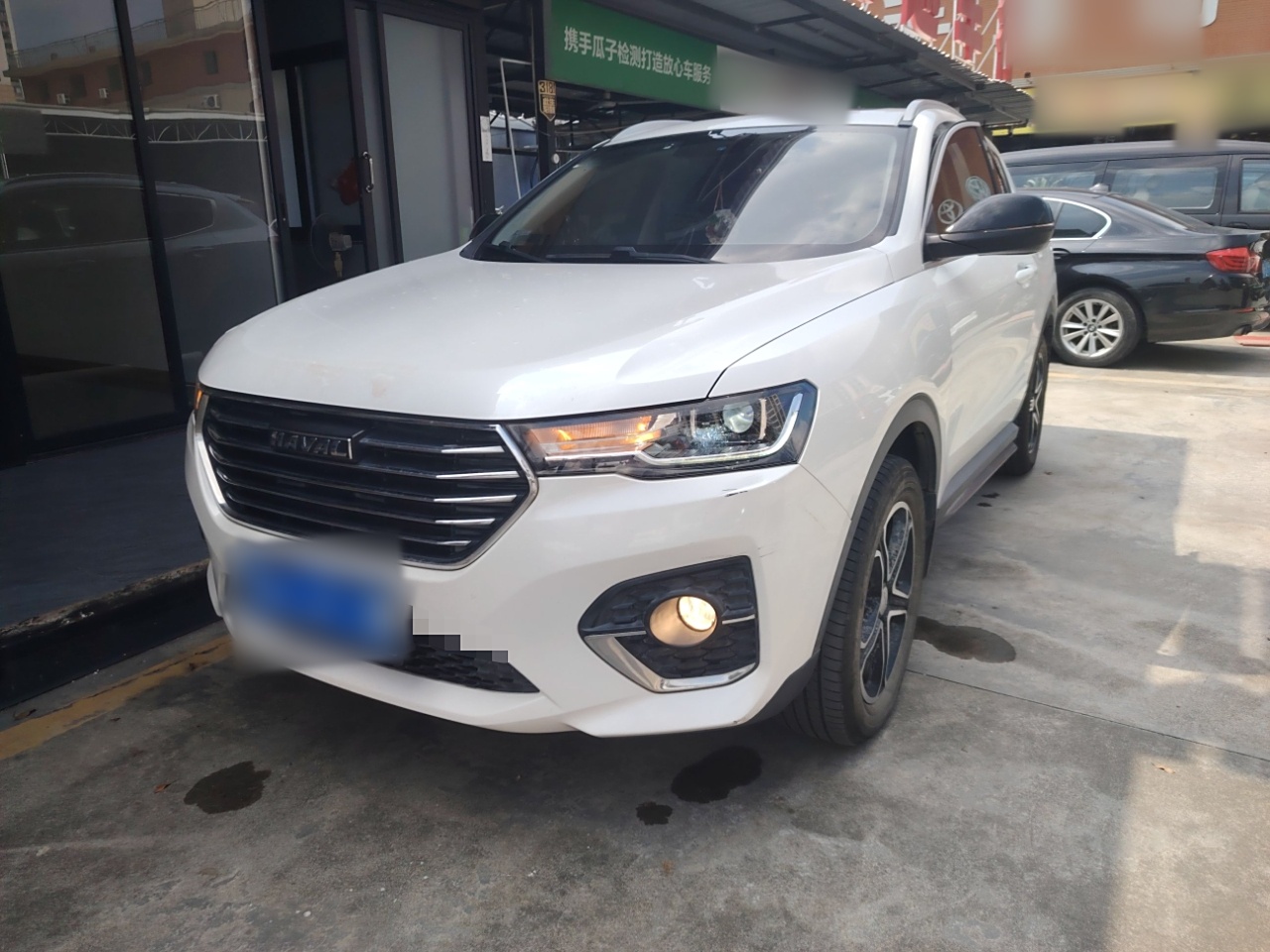 Под передней частью автомобиля