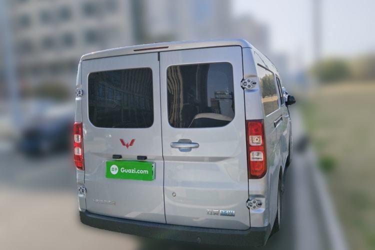 Used Wuling Yangguang 2024 300KM Comfort Version Passenger Van 75kW Rear