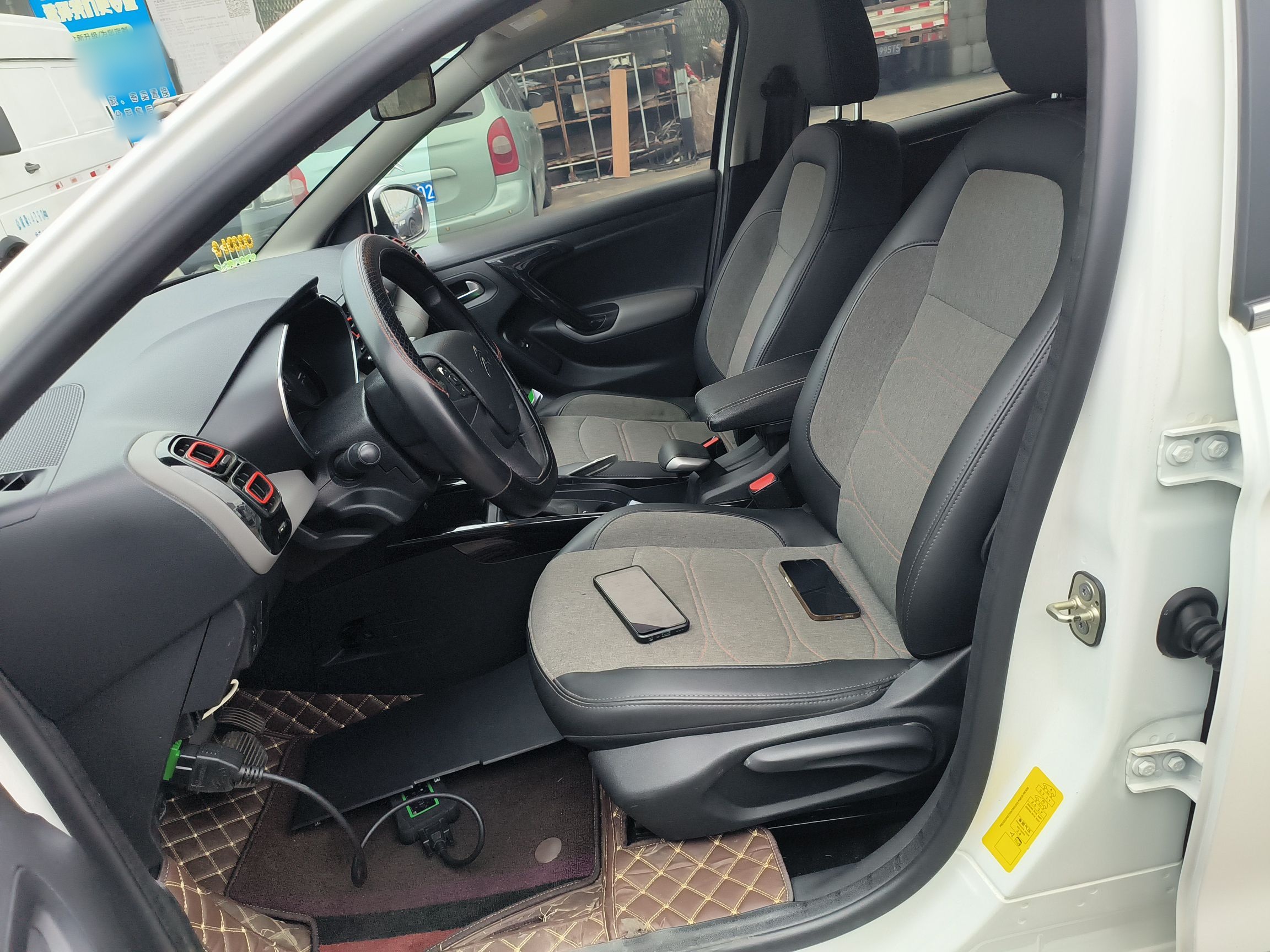 المقاعد الأمامية داخل السيارة