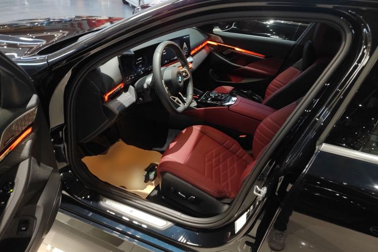 Used BMW 5 Series 2025 530Li Luxury Edition M Sport Package Left Front Seat