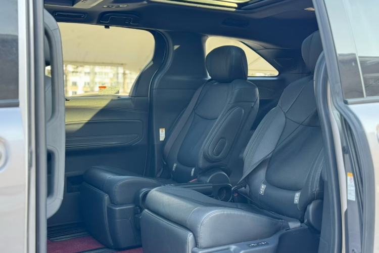 Used Toyota SIENNA 2021 2.5L Hybrid Platinum Edition Interior 2