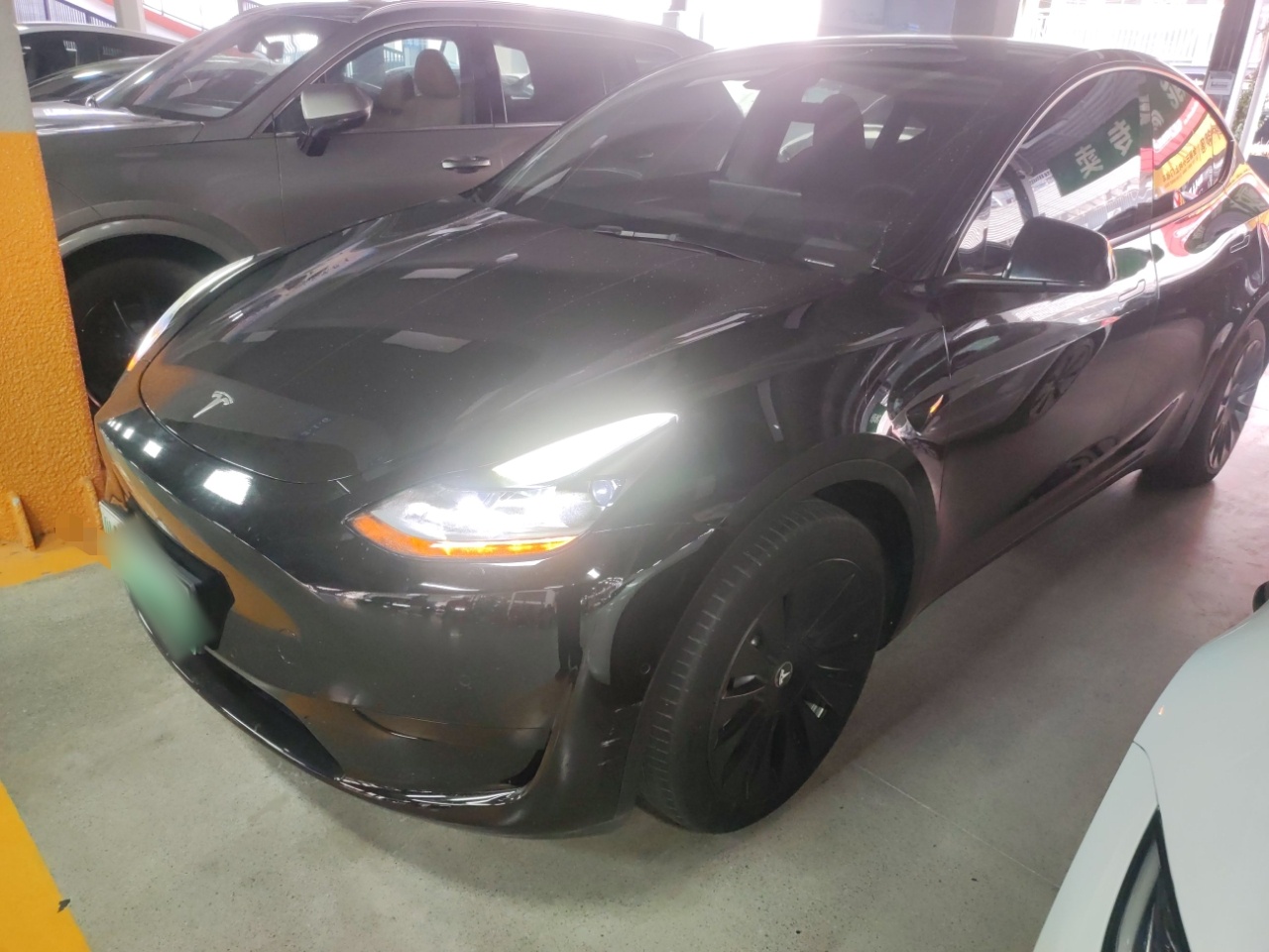 Под передней частью автомобиля