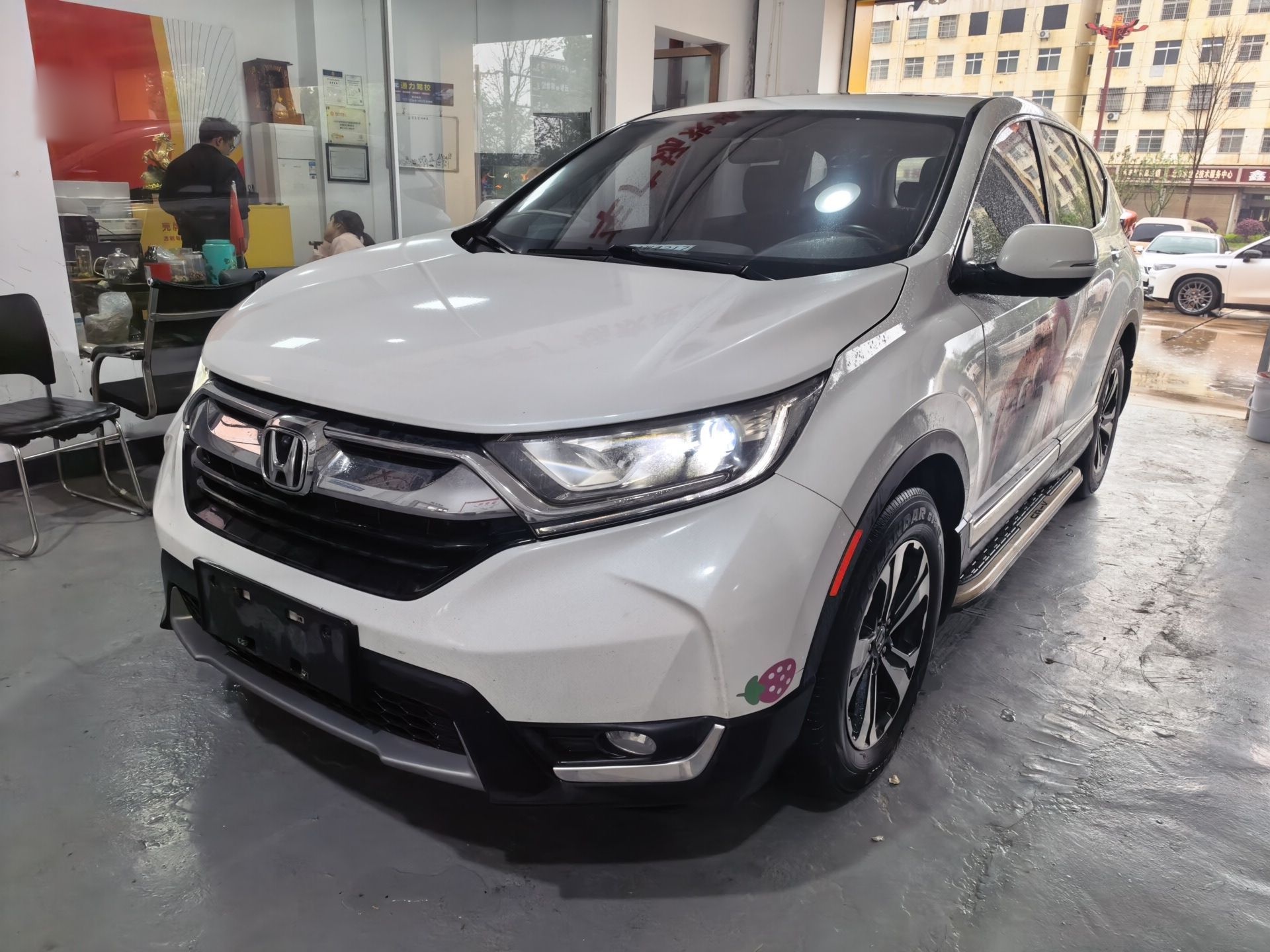 Под передней частью автомобиля