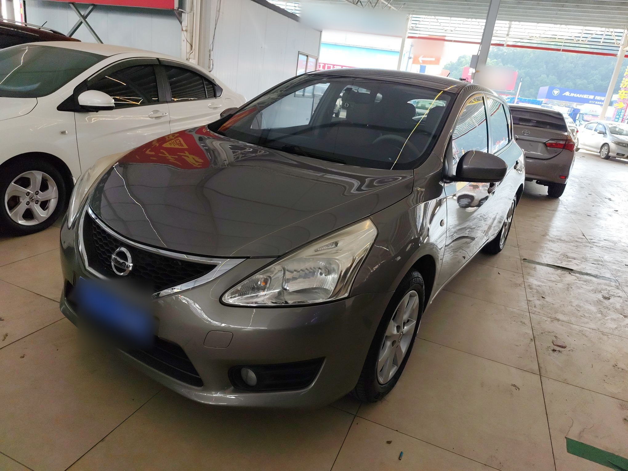 Под передней частью автомобиля