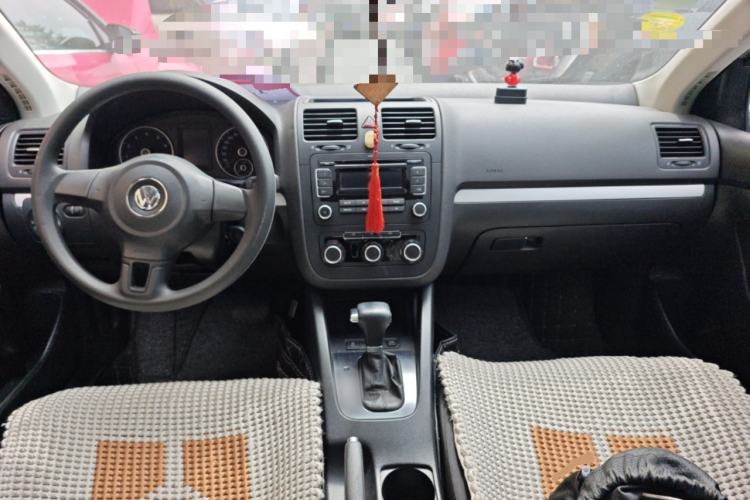 Used Volkswagen Sagitar 2011 1.6L Automatic Comfort Edition Center Console