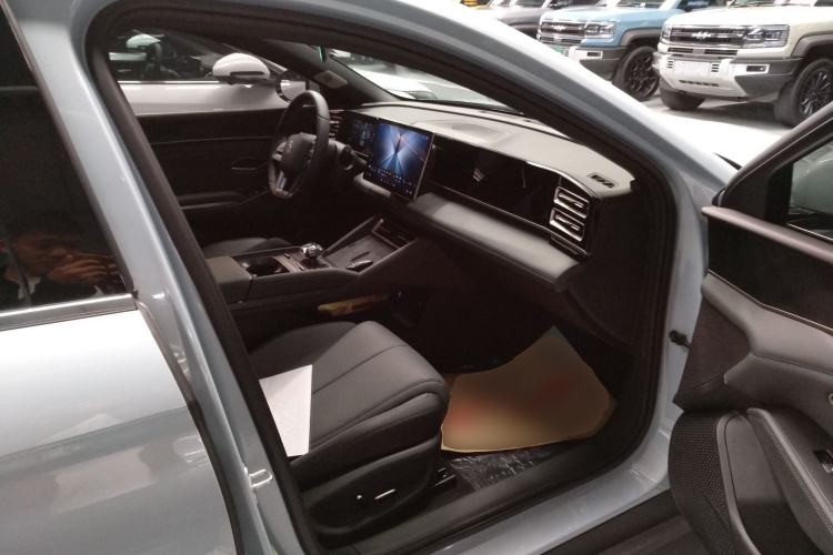 Used BYD Qin L 2025 DM-i Smart Drive 120KM Superior Model Right Front Seat