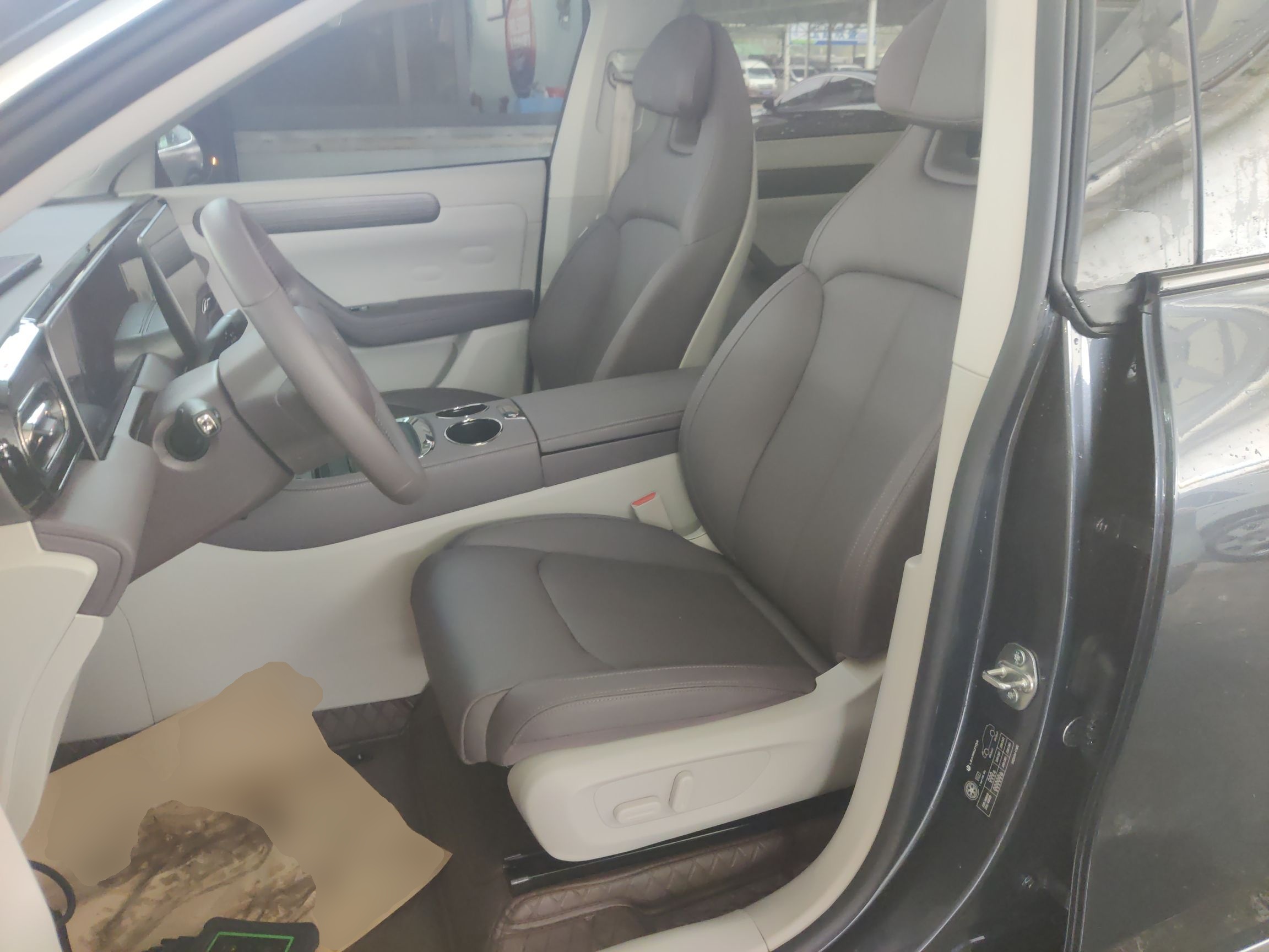 Переднее сиденье в автомобиле