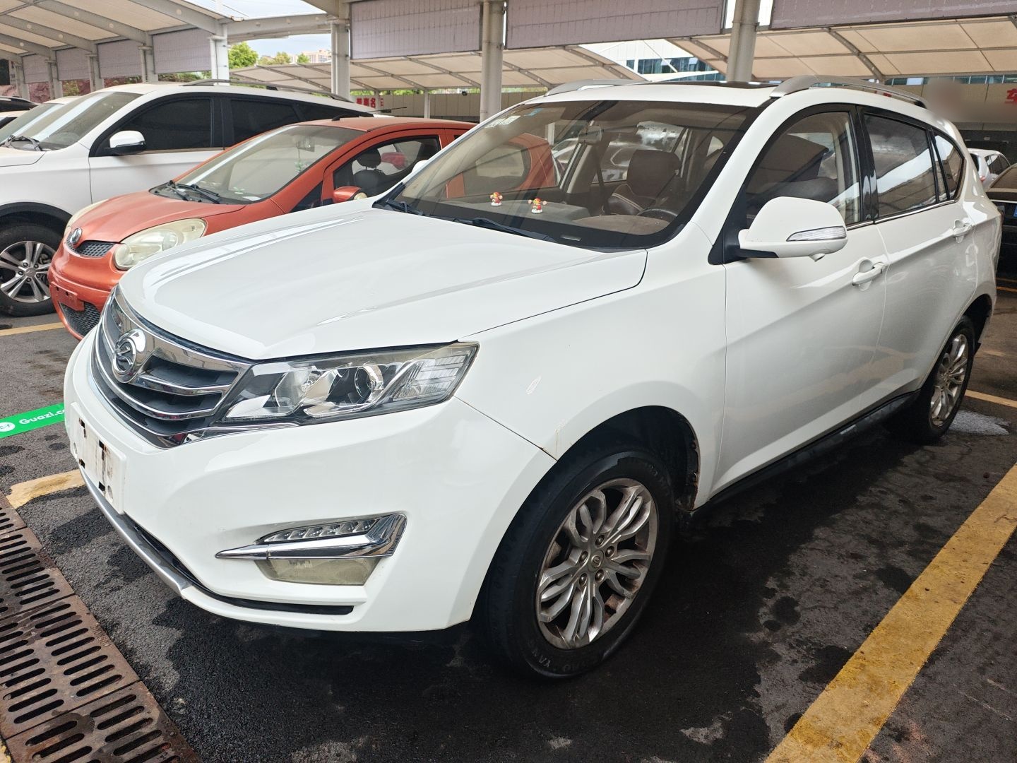 Под передней частью автомобиля