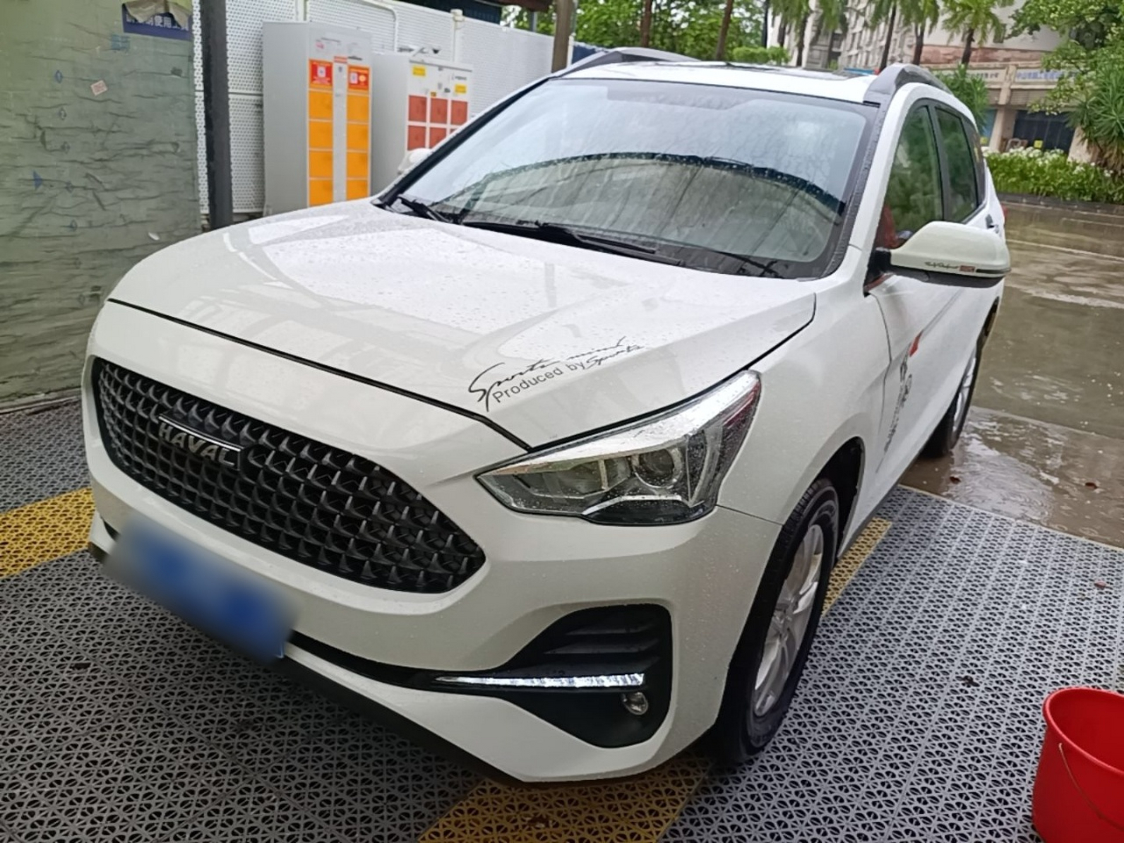 Под передней частью автомобиля