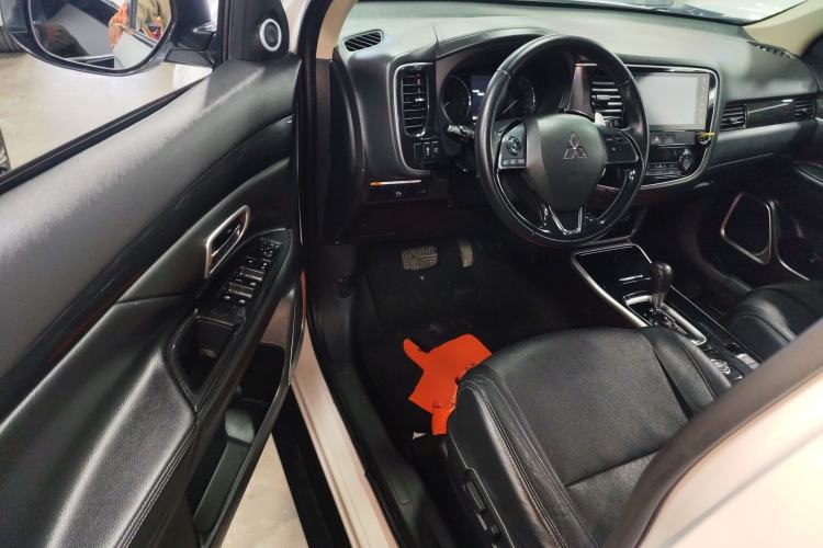 Used Mitsubishi Outlander 2016 2.4L 4x4 Elite Edition 5 Seats Driver Seat