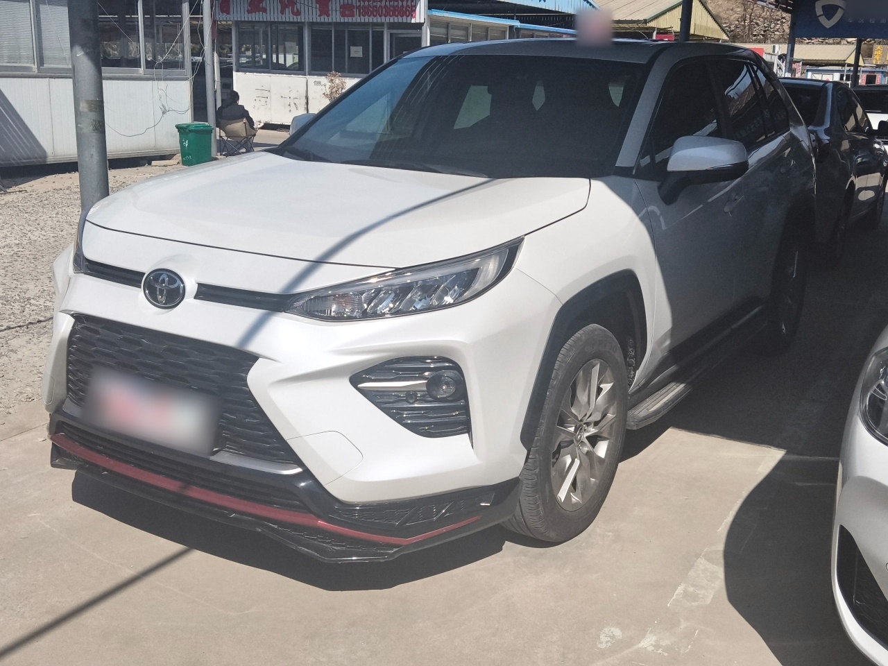 Под передней частью автомобиля