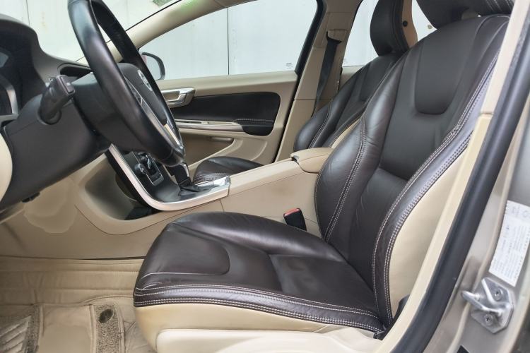 Used Volvo S60 2014 S60L 2.0T Zhiyuan Edition
