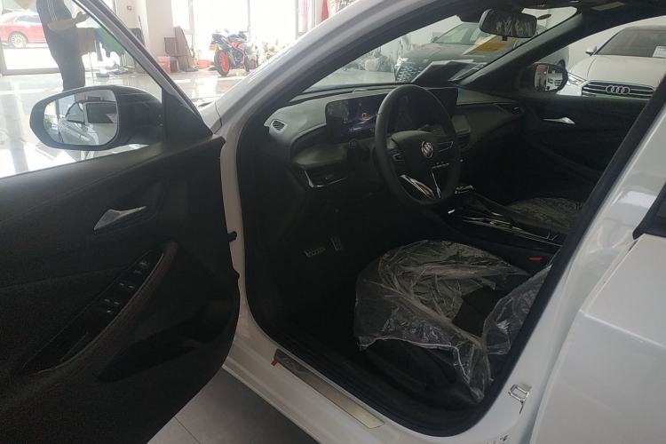 Used Buick Verano 2023 Pro GS Hunter Wind Edition Driver Seat