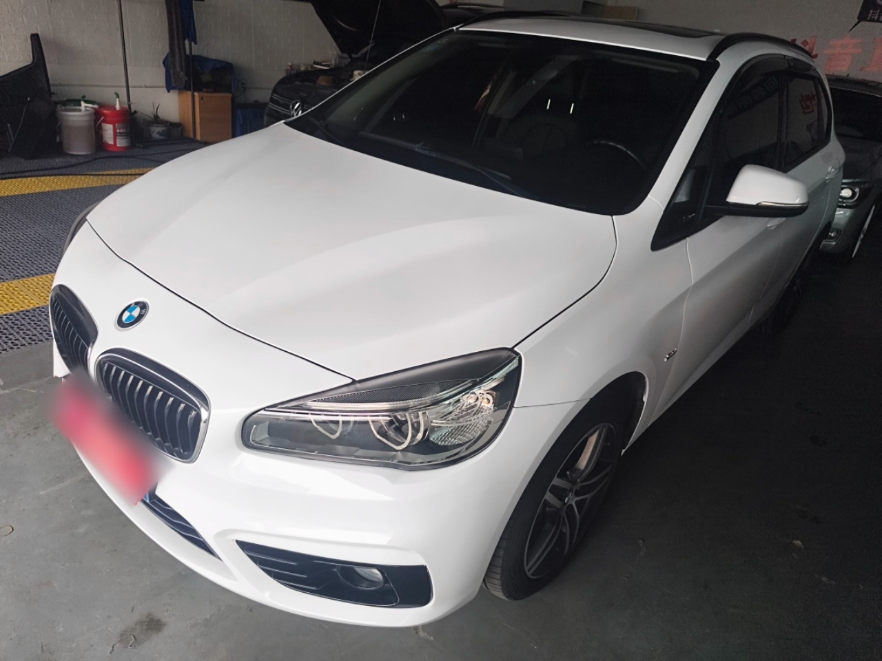 تحت مقدمة السيارة