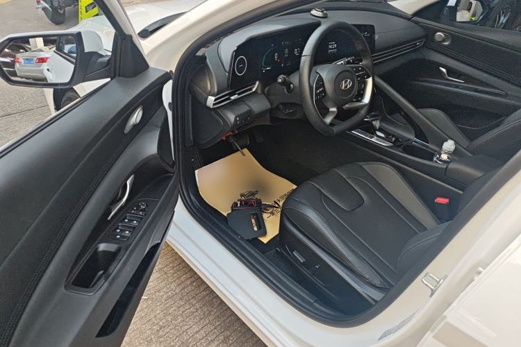 Used Hyundai Elantra 2023 1.5L CVT LUX Prestige Edition
