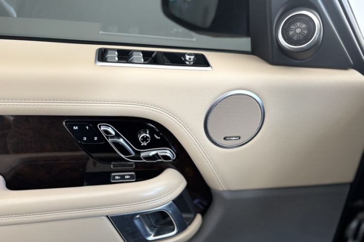 Used Land Rover Range 2022 3.0 L6 400 PS Classic Extended Version Interior 6