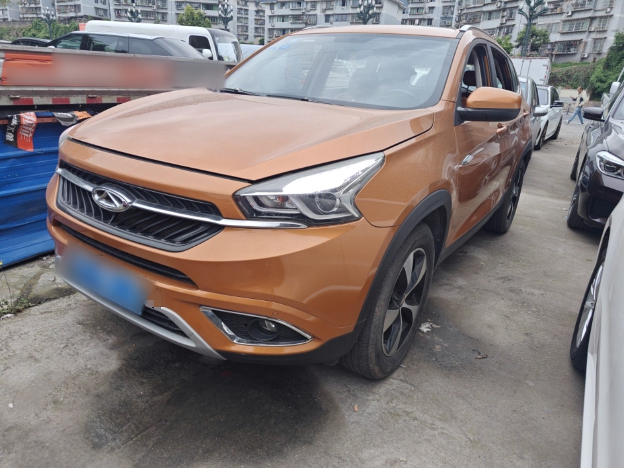 تحت مقدمة السيارة