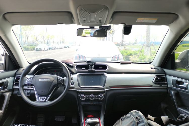 Used Haval H2 2018 Chuanxiang Edition Blue Badge 1.5T Dual-Clutch Two-Wheel Drive Fashionable Model Center Console