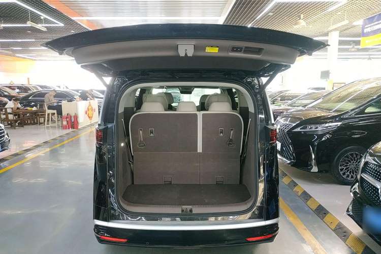 Used Denza D9 2022 EV 600 Four-Wheel Drive Prestige Model Trunk