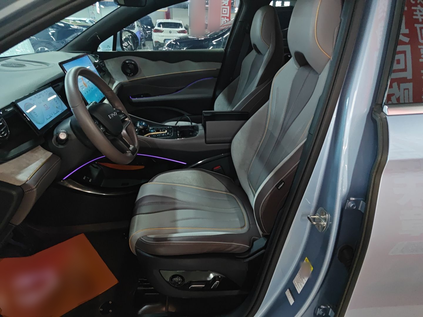 المقاعد الأمامية داخل السيارة