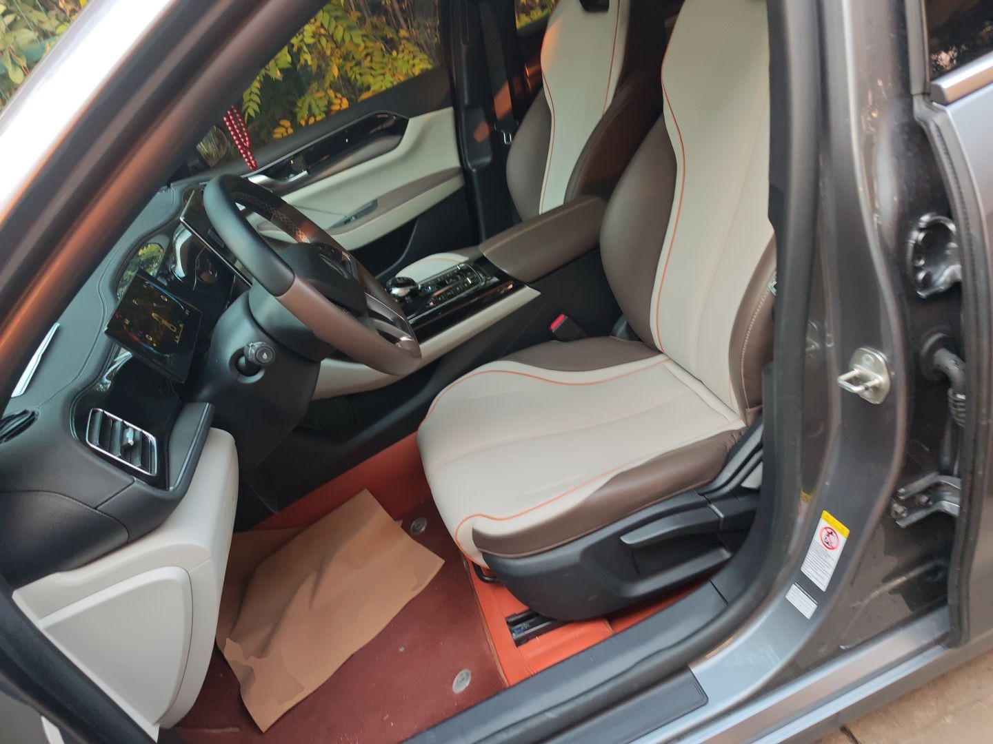 Переднее сиденье в автомобиле