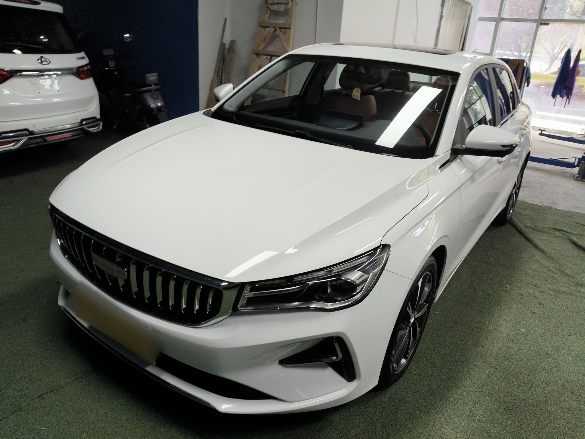 تحت مقدمة السيارة