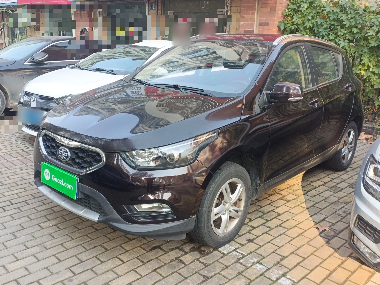 تحت مقدمة السيارة