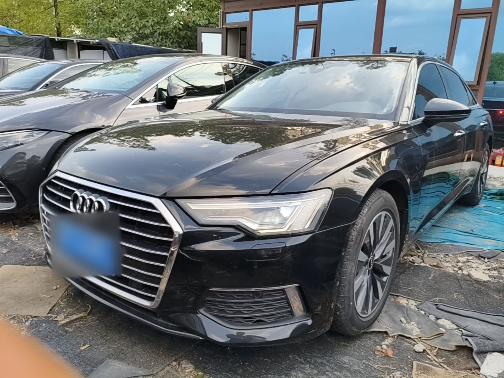 Под передней частью автомобиля