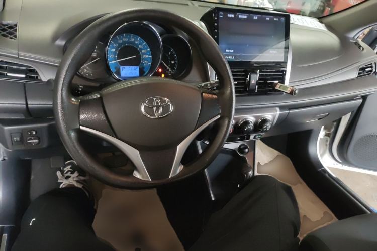 Used Toyota YARiS L Zhi Xuan 2015 1.5E Automatic Charm Edition Center Console