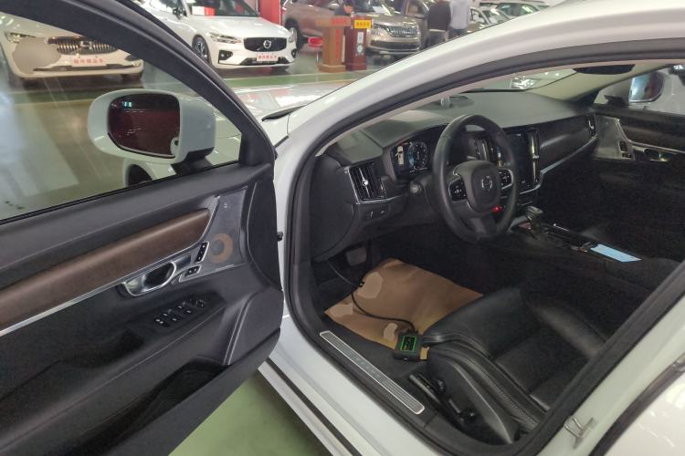 Used Volvo V90 2017 Cross Country T5 AWD Prestige Edition