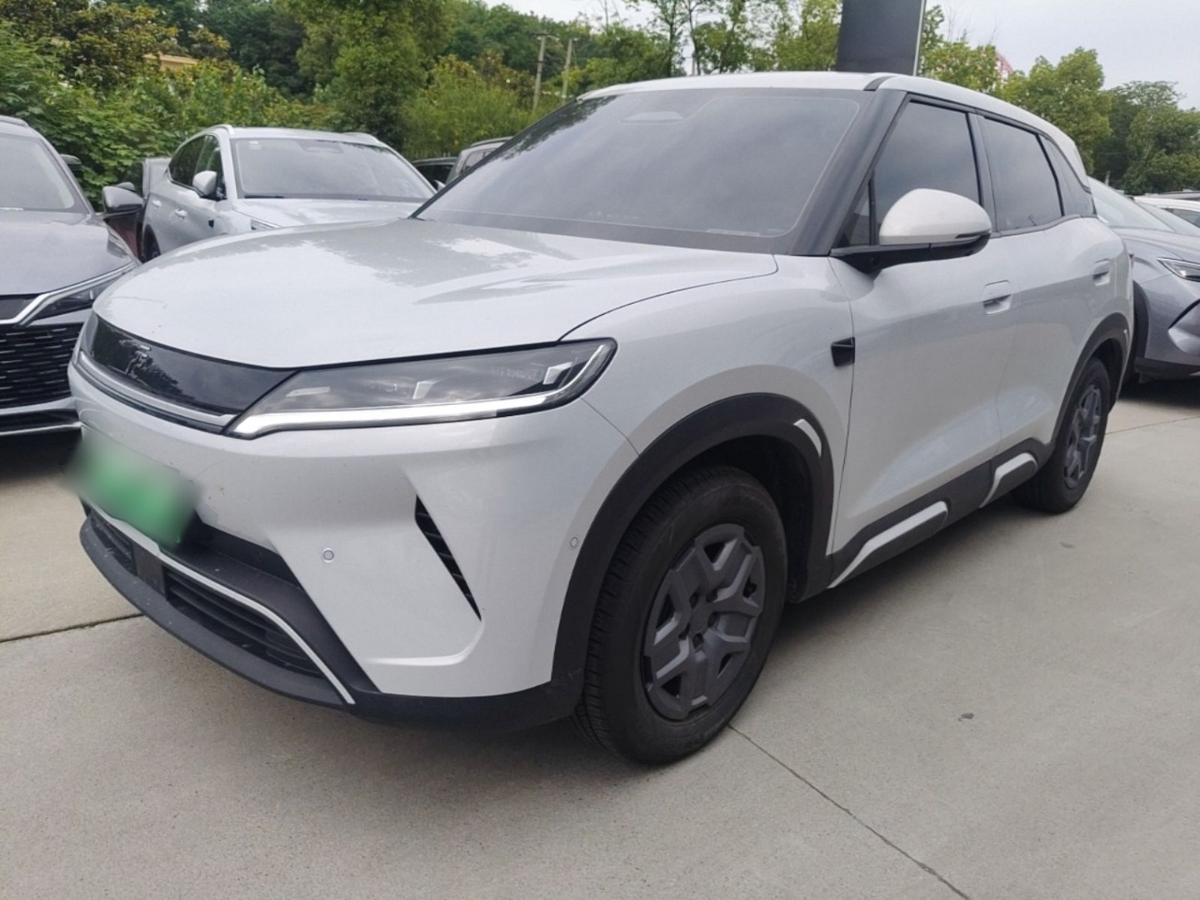 Под передней частью автомобиля