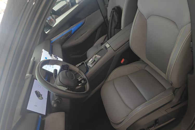 Used Lynk & Co 08 EM-P 2025 220 km All-Wheel-Drive Performance Halo Left Front Seat