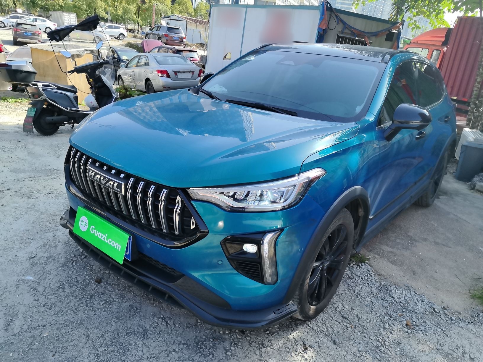 تحت مقدمة السيارة