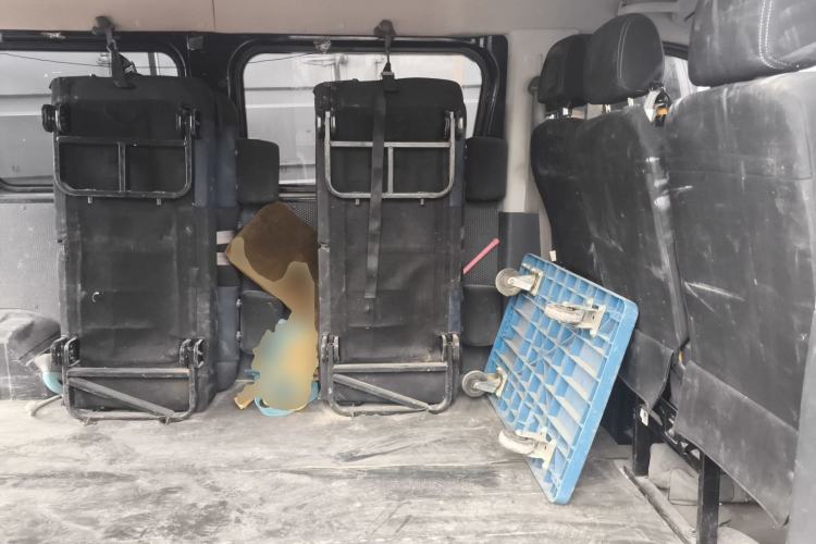 Used Dongfeng Yufeng 2023 V9+ 2.0T Manual Front-Wheel-Drive Multi-Function Mid-Roof Van with 7/8/9 Seats
